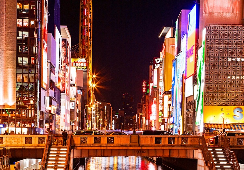 夜の道頓堀は大阪観光の人気スポット