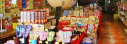 夏の三木直商店は花火がずらり