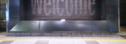 Welcomeの文字を水で表現する水の時計