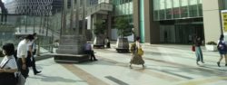 阪急の大阪梅田駅とJR大阪駅の中間にあるカリヨン広場