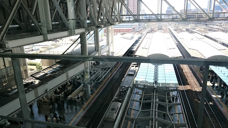 時空の広場から見たJR大阪駅のホーム