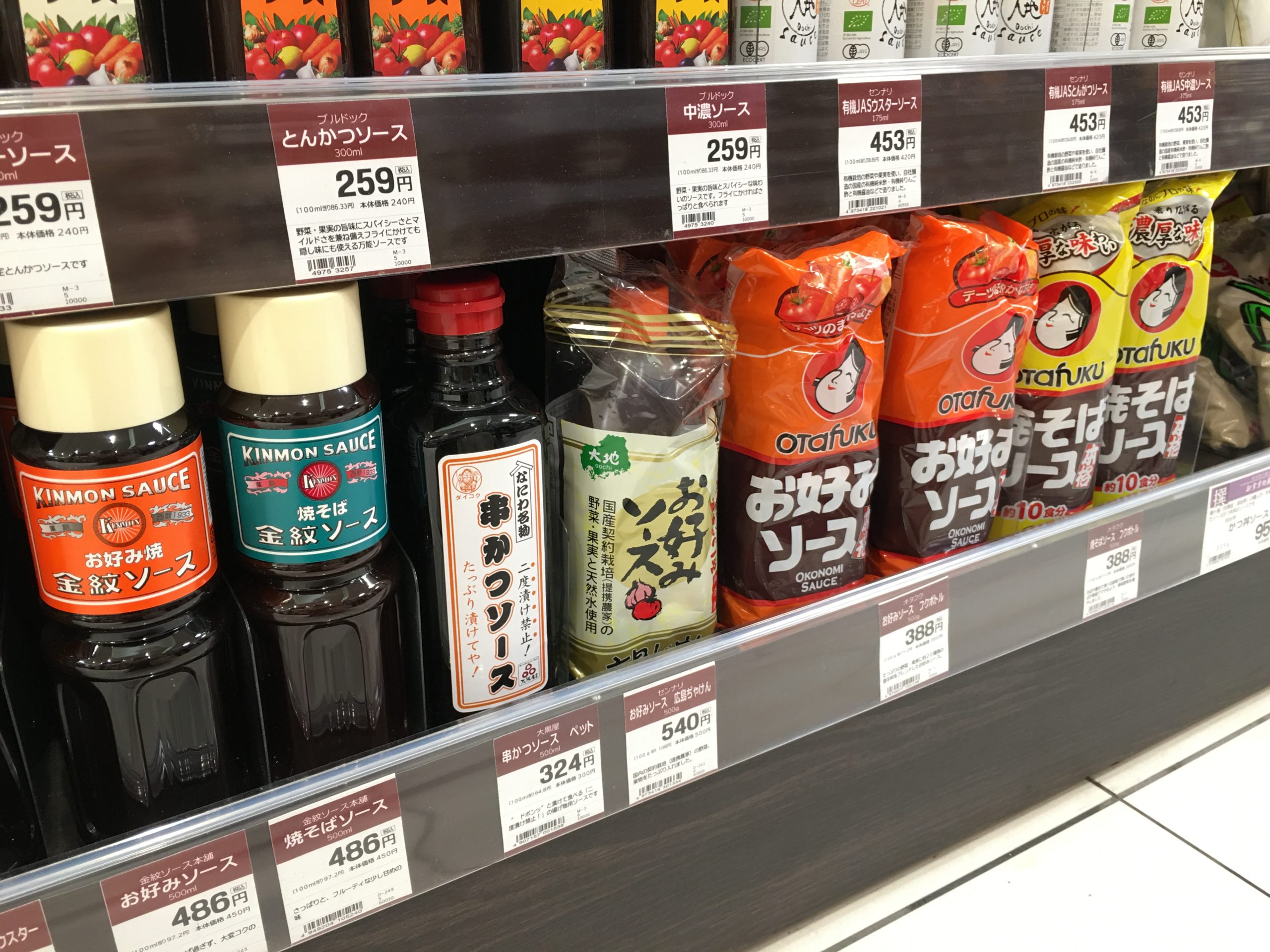 関西のスーパーに並ぶお好み焼きソース