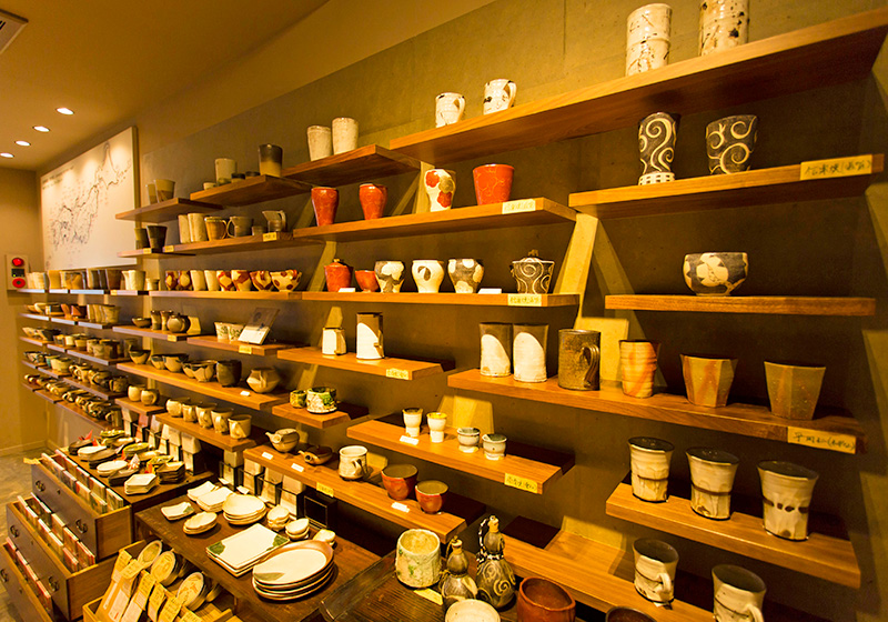 100種類以上の器が並ぶCAFE大阪茶会の店内