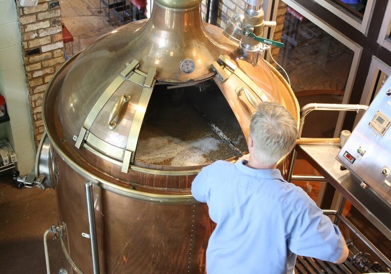 クラフトビールを醸造する職人