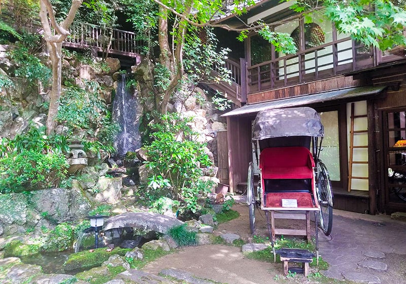 Japanese garden and rickshaw, Otowasansou Minoh 