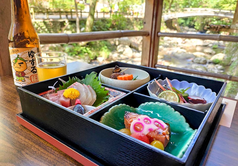 箕面の川床『磯よし』の日本らしい弁当箱