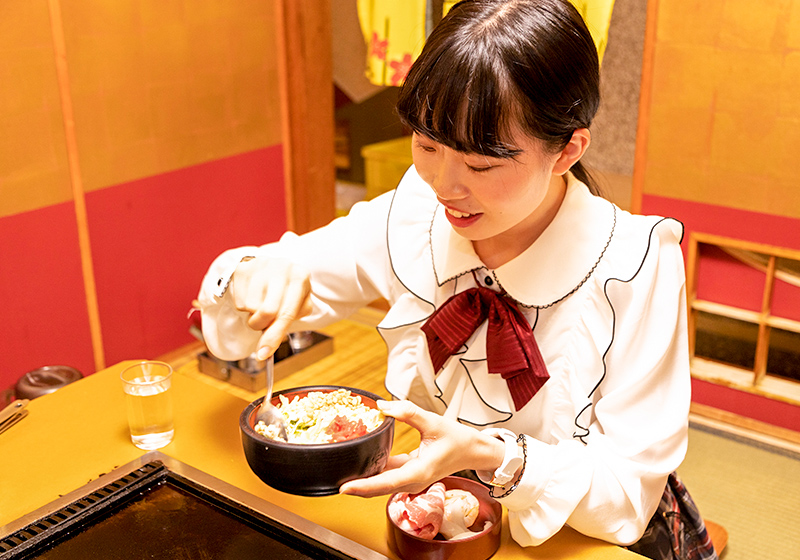 大阪「千日前 はつせ」でお好み焼きを焼く女性