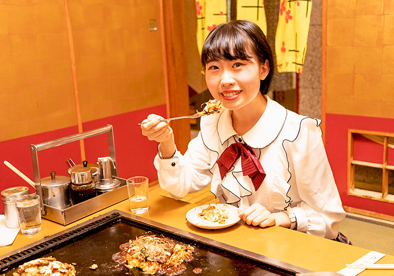 大阪「千日前 はつせ」の自分で作ったお好み焼きを食べる穂木の香さん