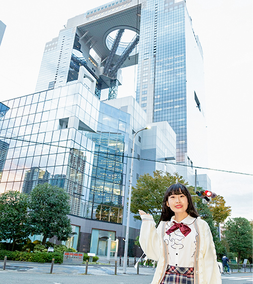 梅田スカイビル空中庭園の前で写真を撮る
穂木の香さん