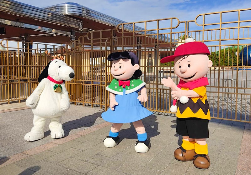 Snoopy, Lucy, & Charlie Brown dressed up for Christmas, Universal Studios Japan