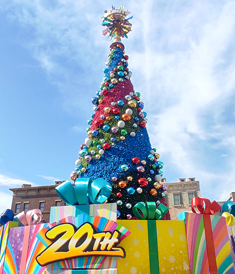 Universal Studios Christmas tree 2021 20th anniversary