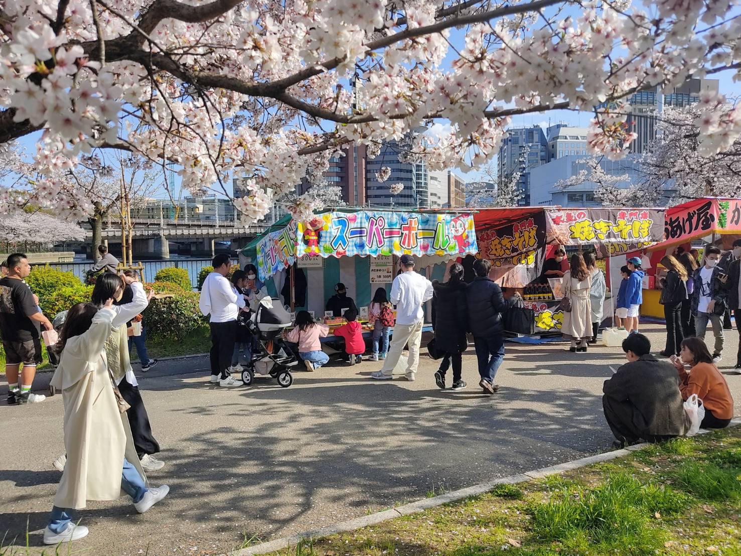 cherry blossoms and food stands along okawa, sakuranomiya 