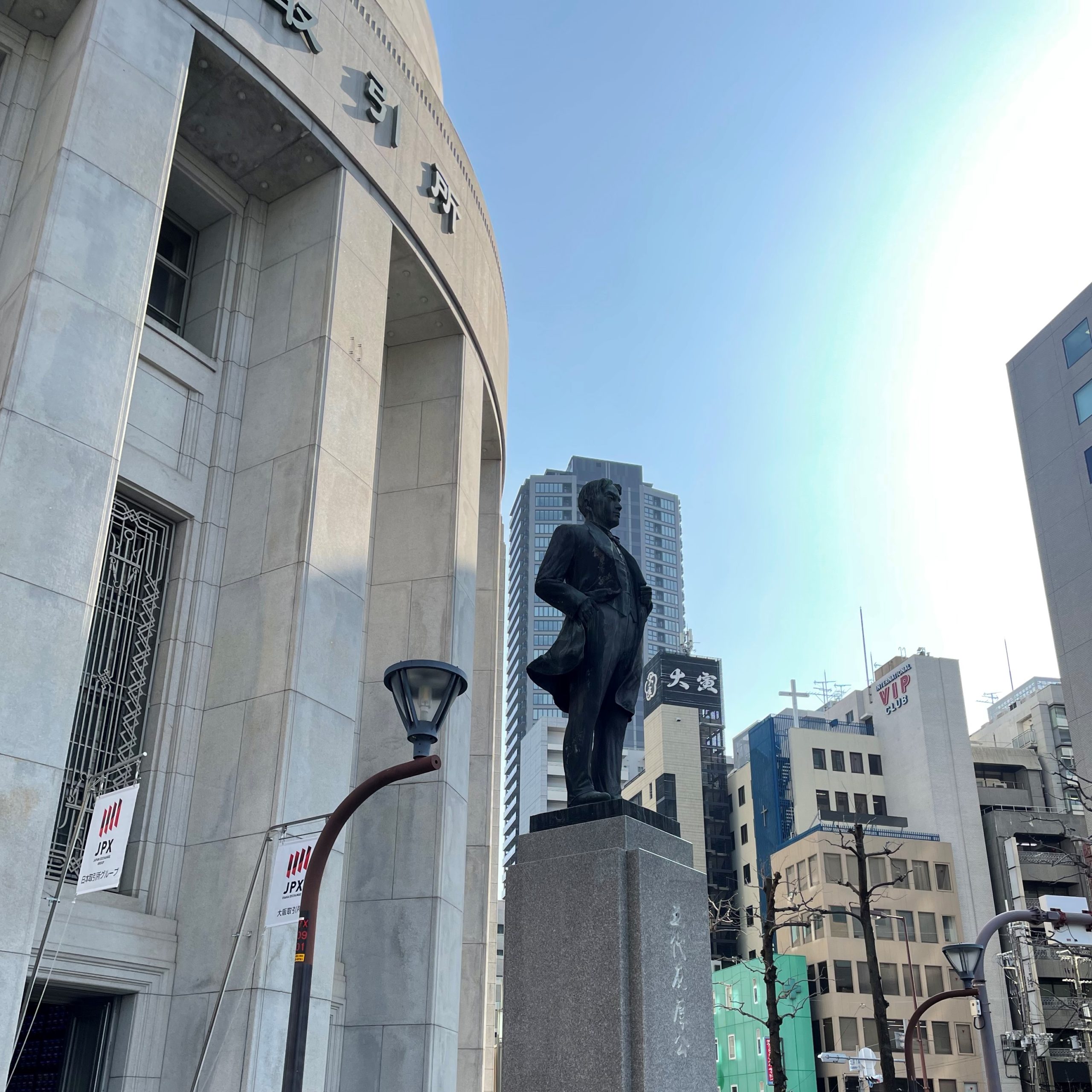 大阪証券取引所前にある五代友厚の銅像