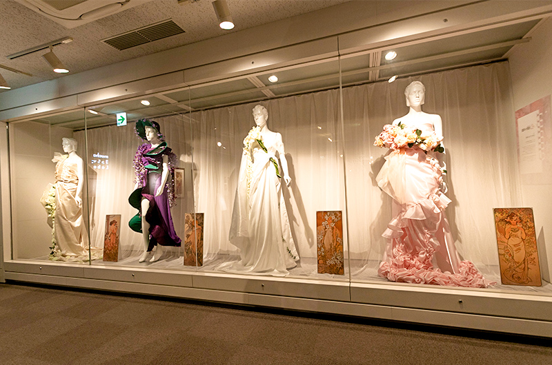 アルフォンス・ミュシャ館のアンニュイをテーマにした大阪モード学園とのコラボ作品