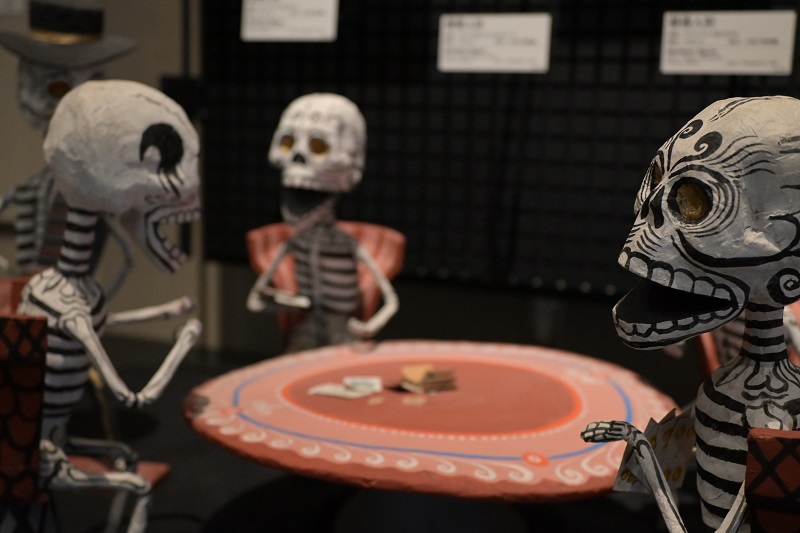国立民族学博物館のアメリカゾーンに展示されていたポーカーに興じる骸骨たち