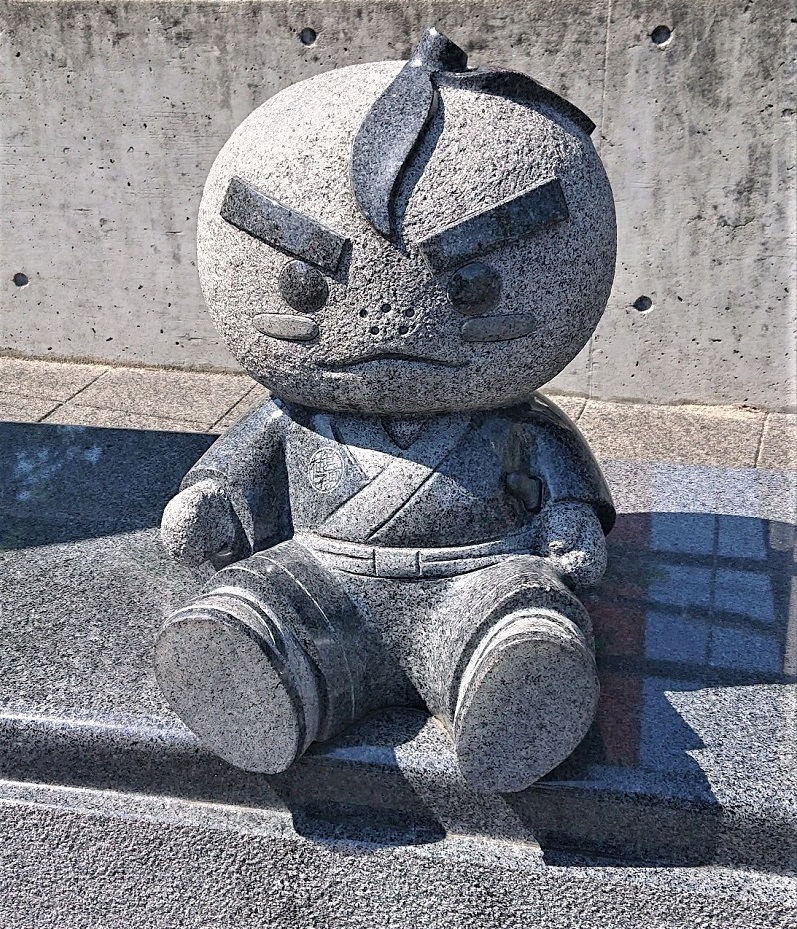 阪急箕面駅前にある、ゆるキャラ「滝ノ道ゆずる」像