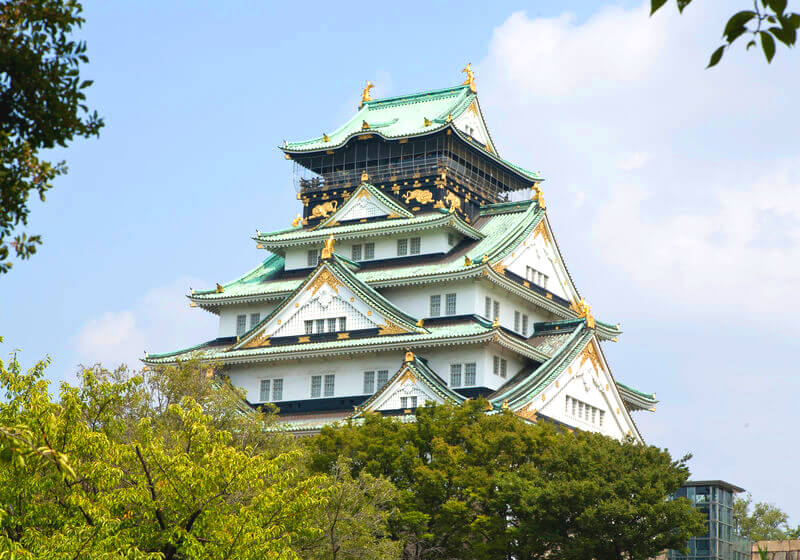 迫力ある大阪城天守閣の外観