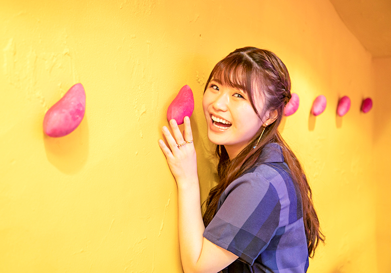 お芋とカヌレオミツカフェ心斎橋の店内で撮影するNMB48の出口結菜