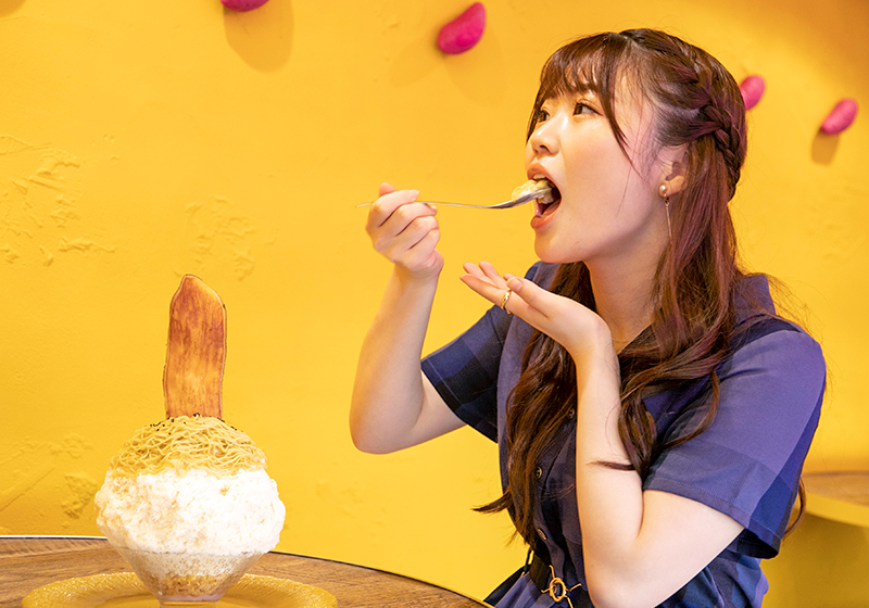 お芋とカヌレオミツカフェ心斎橋の焼き芋ミルクかき氷を食べるNMB48出口結菜