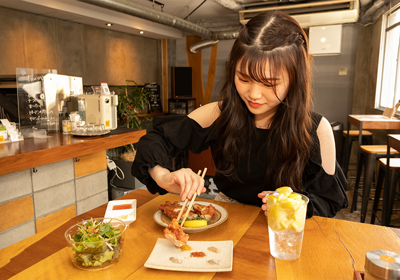唐揚げバル「絶対唐揚」の唐揚げを食べるNMB48出口結菜
