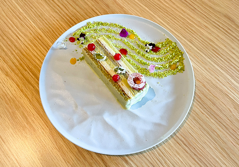OMO７大阪by 星野リゾートのOMOベースにあるOMOカフェ＆バルで提供される「旅するLovePianoオリジナルケーキ」