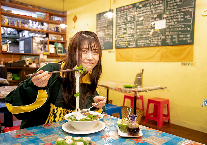 大阪本町にあるベトナム料理店DZO！（ヨー！）のフォーを食べるNMB48出口結奈