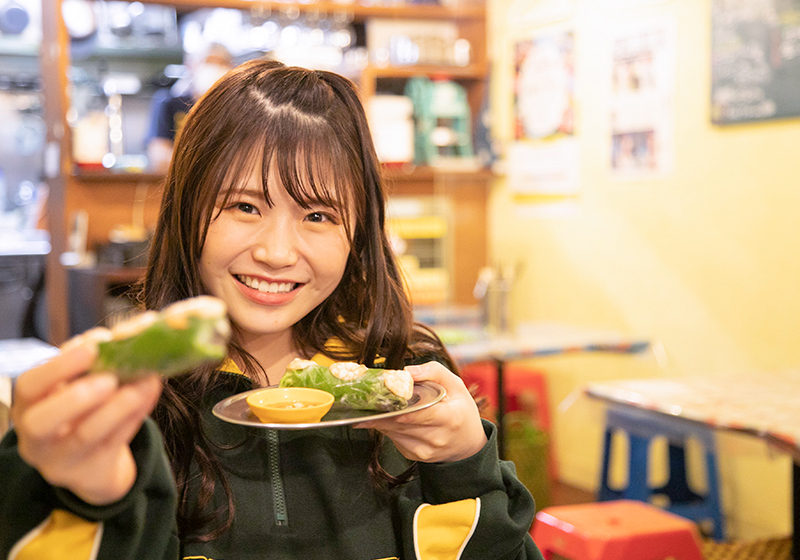 大阪本町にあるベトナム料理店DZO！（ヨー！）の生春巻きを食べるNMB48出口結奈