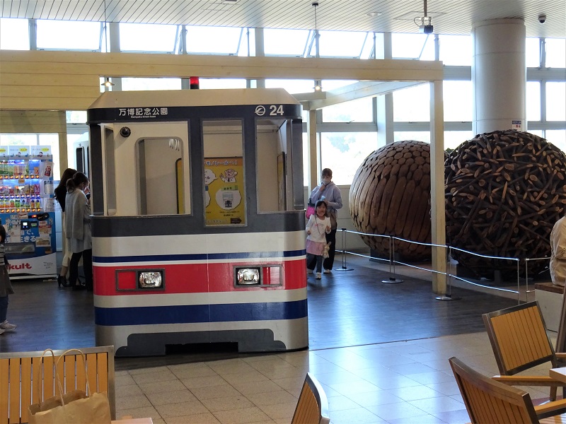 大阪モノレール「万博記念公園駅」にある車両のオブジェ