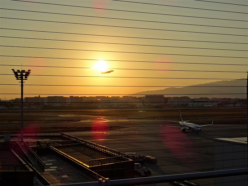 大阪モノレールから見える大阪国際空港（伊丹空港）