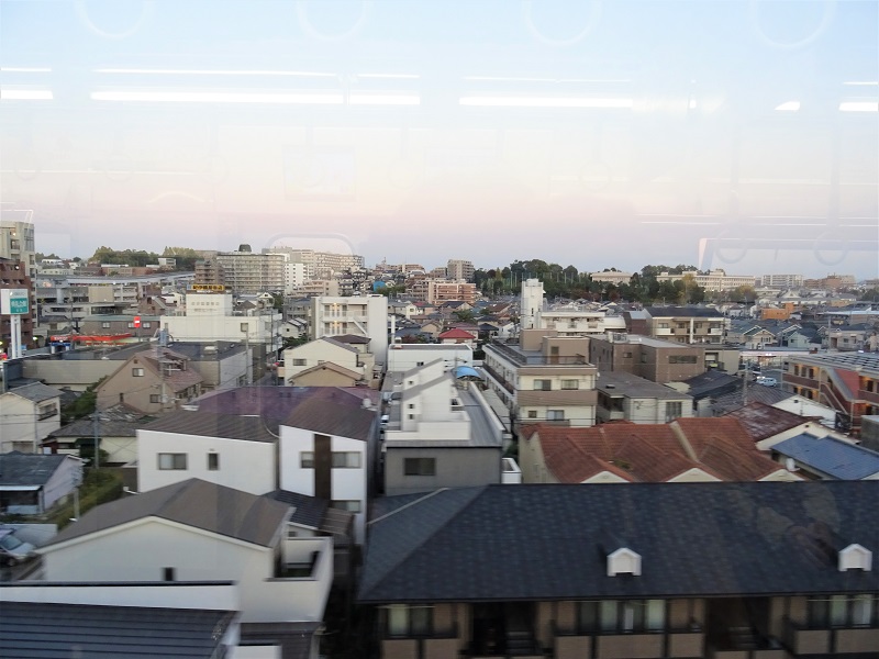 大阪モノレールからの景色。天気がよければ南側には大阪の都心の風景
