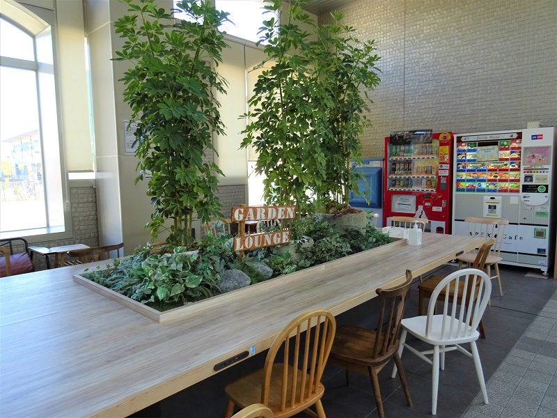 大阪モノレール「彩都西駅」の休憩スペースはカフェのよう
