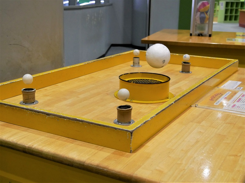 大阪市立科学館の展示室にある風邪でボールを浮かす装置