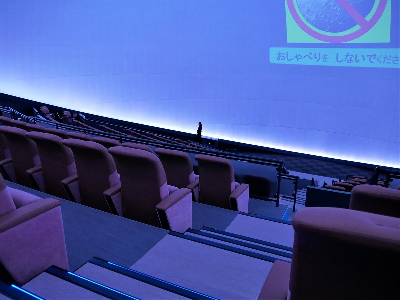 映画館のようなプラネタリウムの座席
