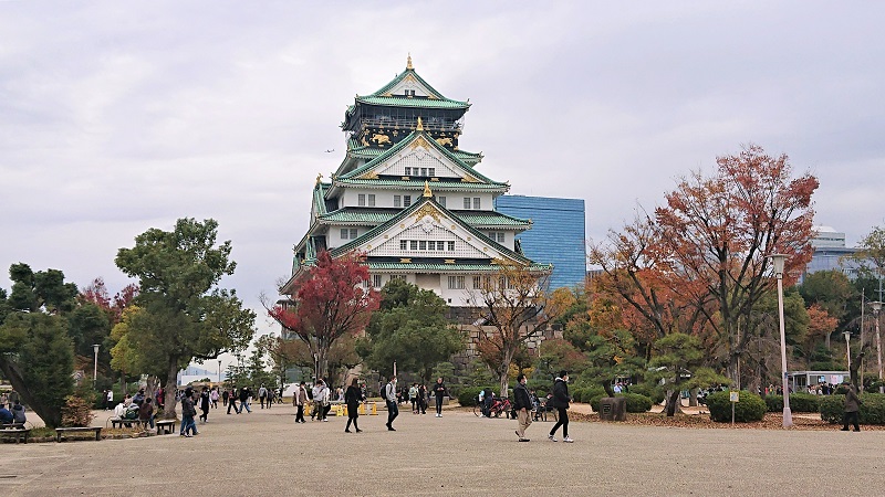 石山本願寺の跡地に建造されたのが大阪城