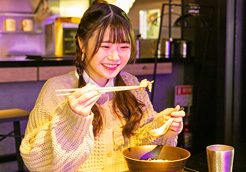 牡蠣専門ラーメン店「ネクストしかく」のラーメンを食べるNMB48の出口結菜