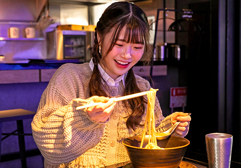 牡蠣専門ラーメン店「ネクストしかく」のラーメンを食べるNMB48の出口結菜
