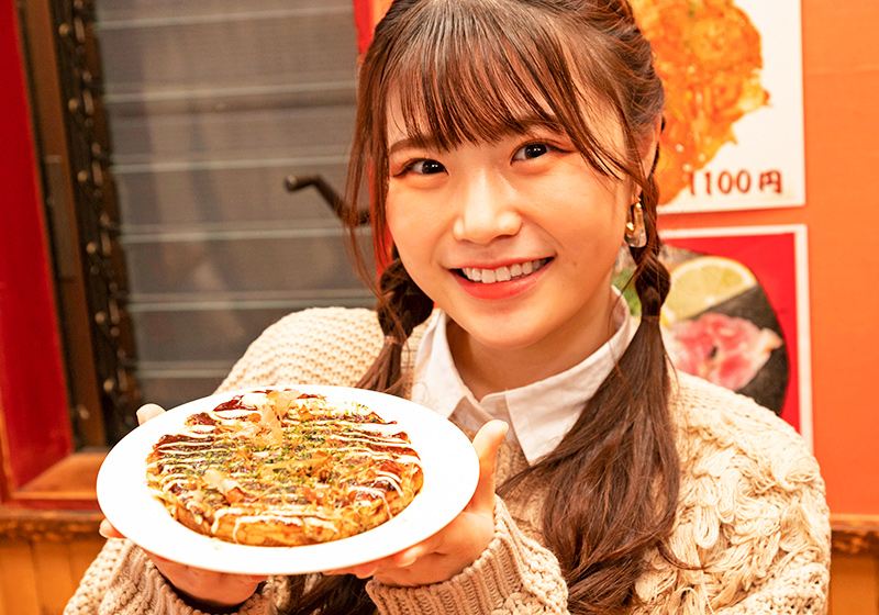 粉もん「たこやき座」のお好み焼きを食べるNMB48の出口結菜