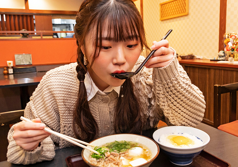 肉吸い「千とせ べっかん」の豆腐入りの肉吸いを食べるNMB48の出口結菜