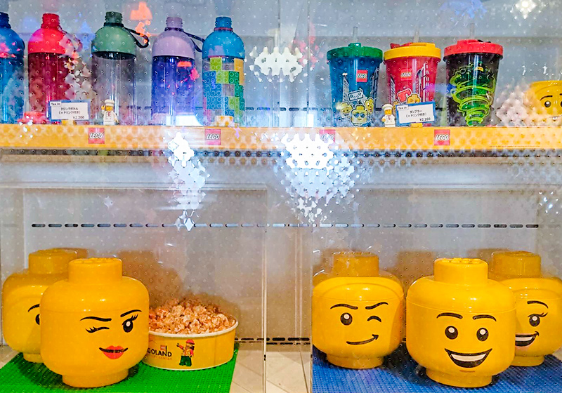 minifugure head popcorn buckets at Legoland Discovery Center Osaka Cafe