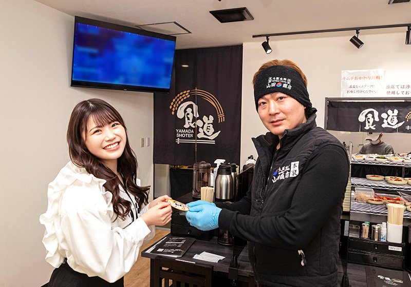 鶴橋コリアタウンにある食道山田商店の店長とNMB48の出口結菜