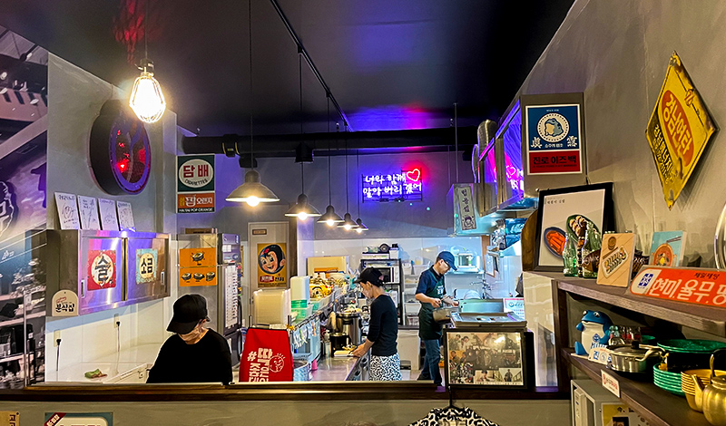 韓国海苔巻き専門店のマリマリ大阪コリアタウン店の店内