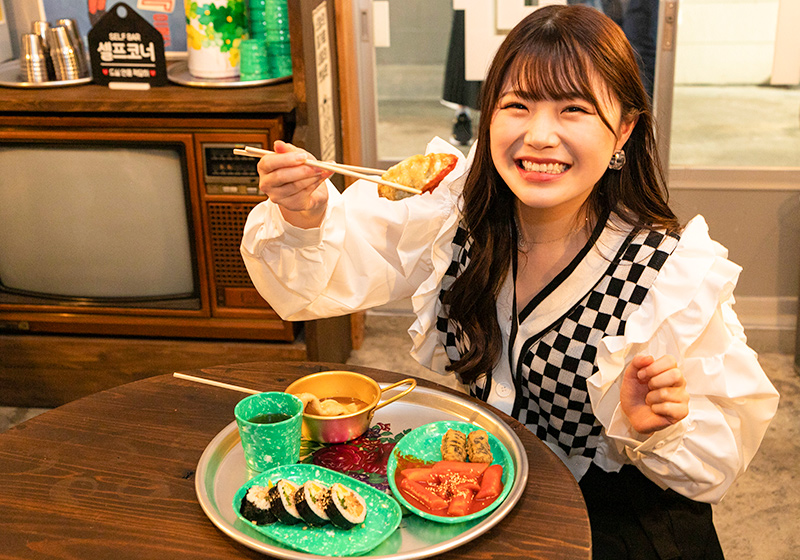 韓国海苔巻き専門店のマリマリ大阪コリアタウン店のキンパを食べるNMB48の出口結菜