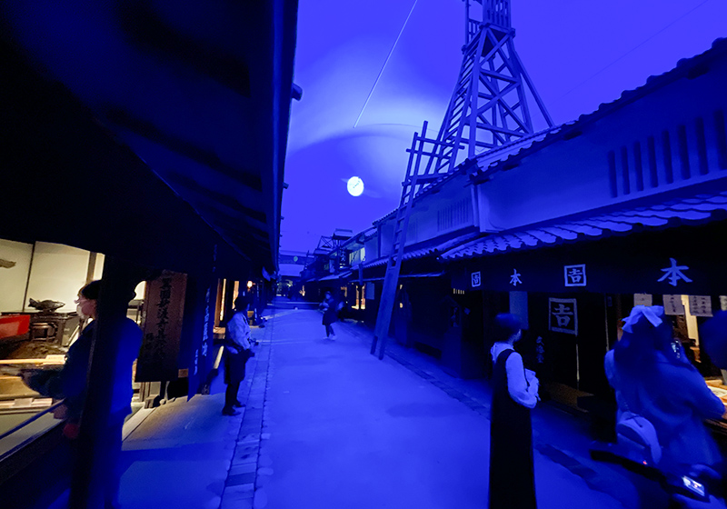 大阪くらしの今昔館の「大坂町三丁目」フロアの夜の様子