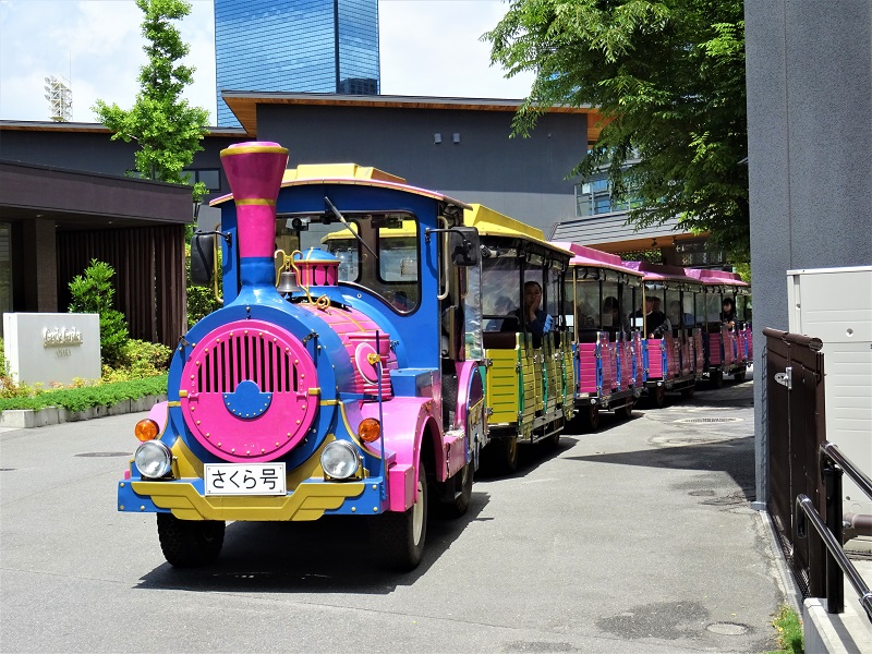 大阪城公園内を走るロードトレイン。広い園内での移動にとても便利