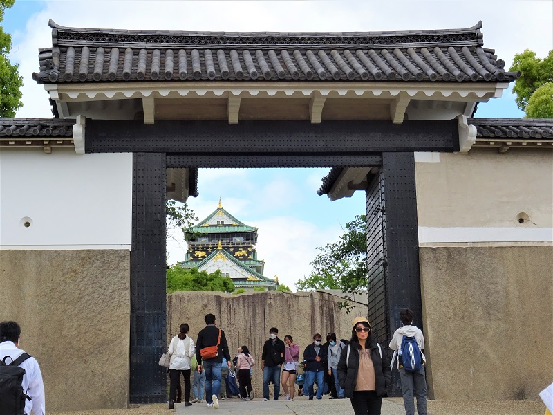 重要文化財に指定されている大阪城の城門