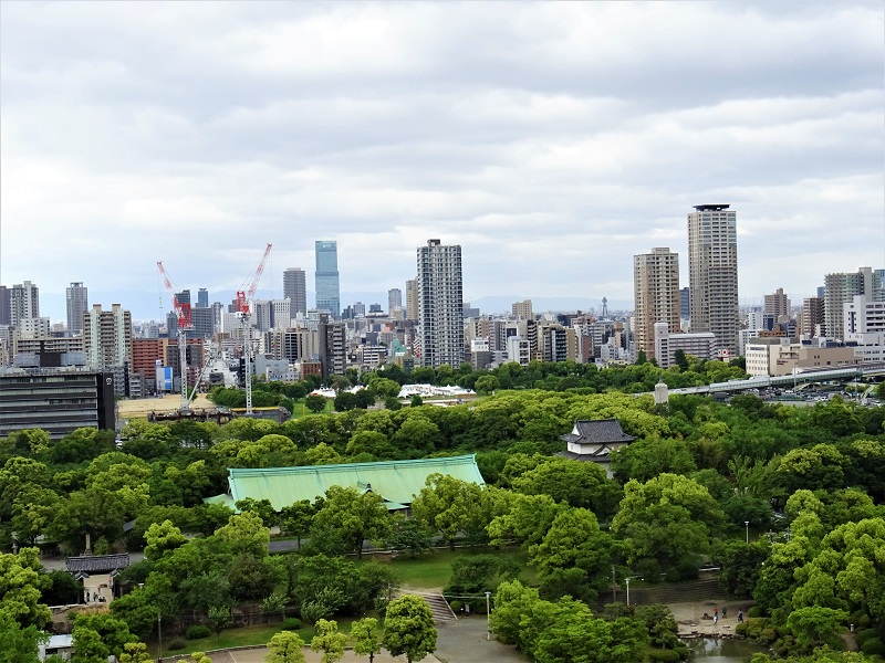 大阪城天守閣からの眺望。大阪城公園内や大阪市内を一望できるスポットです