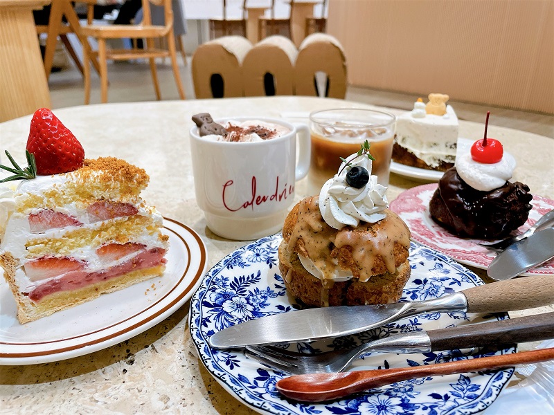 café Seukonのケーキと店内