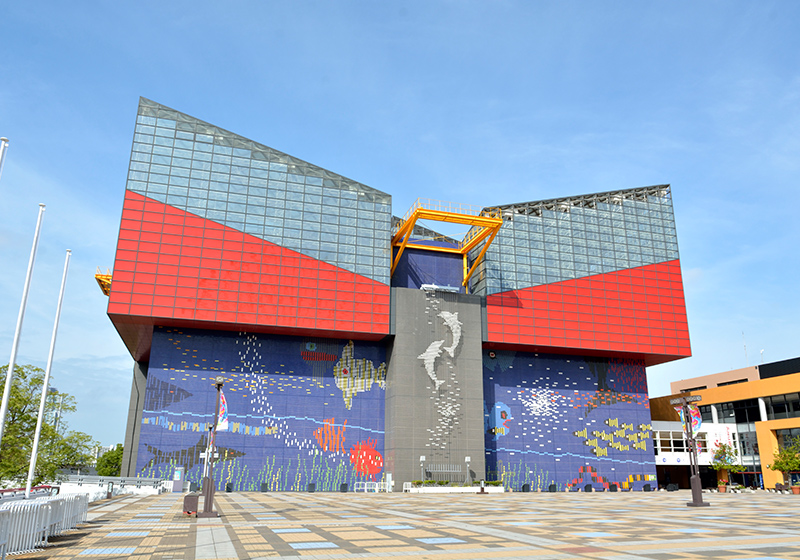 Osaka Aquarium Kaiyukan's blue and red facade covered with fish mosaic