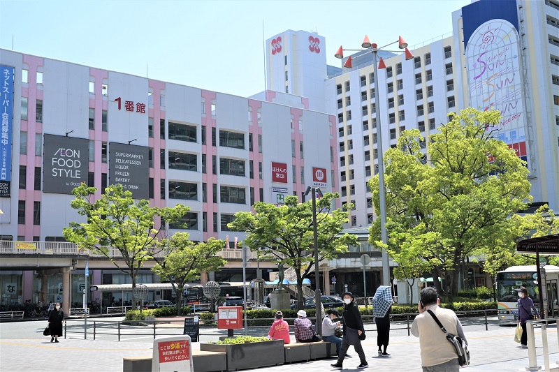 阪急「塚口駅」の南側にあるロータリー。周囲には商業ビル「塚口さんさんタウン」があります