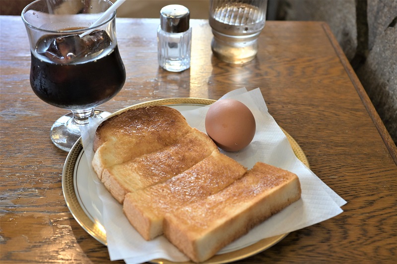 トーストとゆで卵、コーヒーというオールドスクールなスタイルの英里奈のモーニング